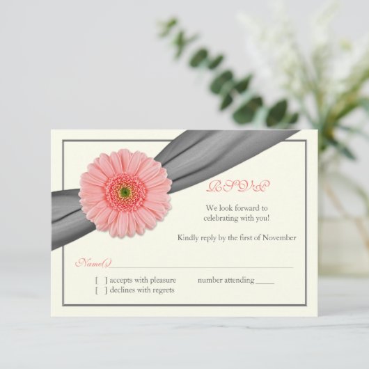 Pale Coral Gerbera Grey Ribbon Wedding Repcard RSVP Karte (Stehend Vorderseite)