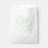 Pale Eukalyptus Oversified Script Monogram Wedding Geschenktütchen (Vorderseite)