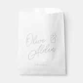 Pale Eukalyptus Oversized Script Names Wedding Geschenktütchen (Vorderseite)