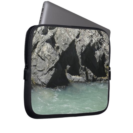 Pale Green River Granite Cliffs Laptop Case (Vorne Rechts)