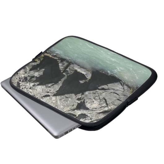 Pale Green River Granite Cliffs Laptop Case (Vorne Knopf)