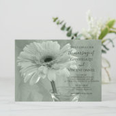 Pale Green Tinted Daisy Wedding Einladung (Stehend Vorderseite)