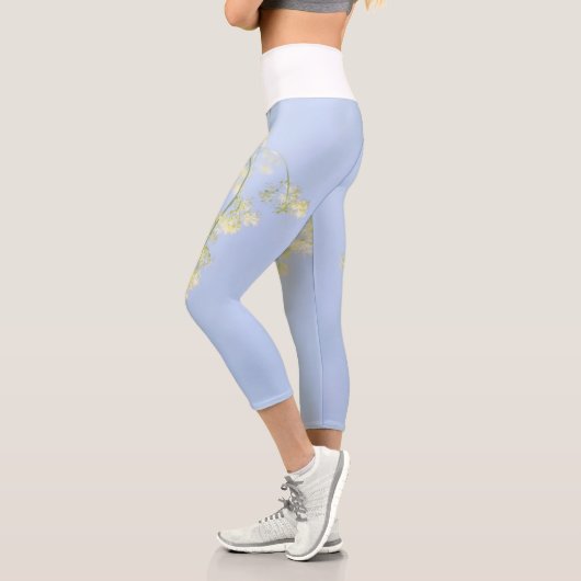 Pale Pastel Blue Sky Wilde Blume Meadow Capri Leggings (Links)