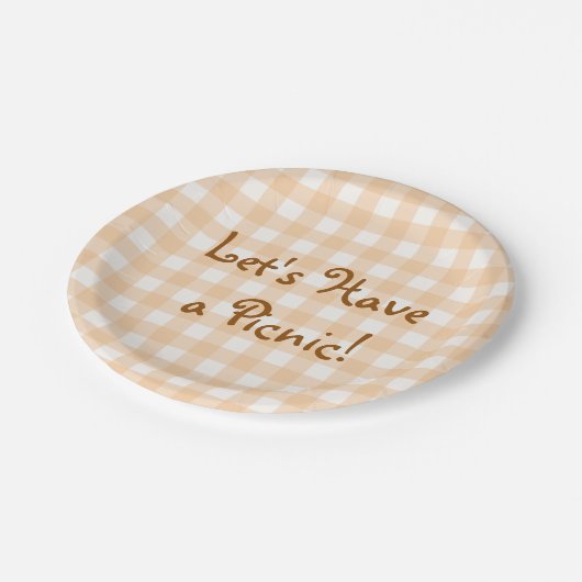 Pale Peach Gingham Picnic Pappteller (Schrägansicht)