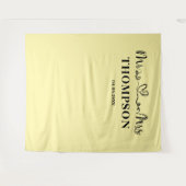 Pale Yellow | Mr and Mrs Elegant Simple Backdrop Wandteppich (Vorderseite (Horizontal))