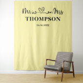 Pale Yellow | Mr and Mrs Elegant Simple Backdrop Wandteppich (Beispiel)