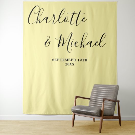 Pale Yellow Script Minimalist Wedding Backdrop Wandteppich (Beispiel)