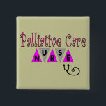 Palliativmedizin-Krankenschwester-Geschenke Button<br><div class="desc">Palliative Sorgfalt-Krankenschwester-Geschenke,  T - Shirts,  Tassen,  Schlüsselketten,  Karten,  Hüte,  Tasche bauscht sich….entzückend</div>