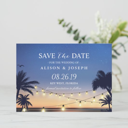 Palm Beach Sunset String Lights Save the Date (Stehend Vorderseite)