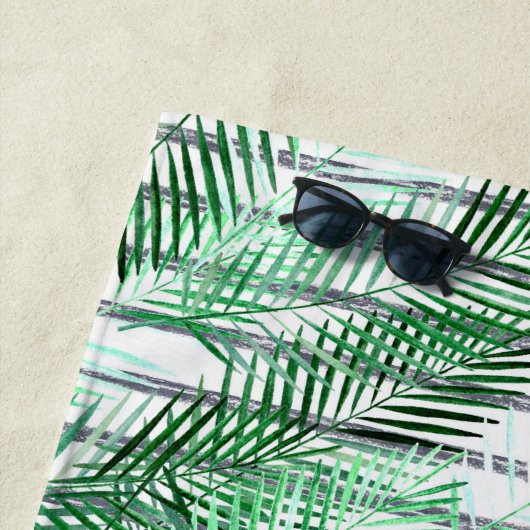 Palm Blätter auf einem schwarz-weiß gestreiften Hi Strandtuch (Beispiel)