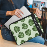 Palm-Blätter, tropisches Muster, Ihr Name Laptopschutzhülle<br><div class="desc">Elegantes,  stilvolles und raffiniertes Muster mit Blätter aus Palmen. Modernes und trendiges Geschenk,  perfekt für den Palmenliebhaber in Ihrem Leben. Personalisieren Sie diese durch Hinzufügen von Namen,  Spitznamen,  Monogramm oder Initialen.</div>