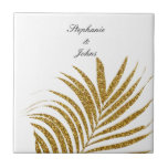 Palm Leaf Gold Glitzer Individuelle Name Hochzeits Fliese<br><div class="desc">Entworfen mit schönen und künstlerischen goldenen Palmenblattmuster in massiven weißen Hintergrund mit personalisierten Text-Vorlagen,  die Sie bearbeiten und anpassen können,  um Ihre eigenen Details hinzufügen. Ideal für besondere Anlässe wie Hochzeiten,  Geburtstage etc.</div>