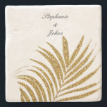 Palm Leaf Gold Glitzer Individuelle Name Hochzeits Steinuntersetzer<br><div class="desc">Entworfen mit schönen und künstlerischen goldenen Palmenblattmuster in massiven weißen Hintergrund mit personalisierten Text-Vorlagen,  die Sie bearbeiten und anpassen können,  um Ihre eigenen Details hinzufügen. Ideal für besondere Anlässe wie Hochzeiten,  Geburtstage etc.</div>