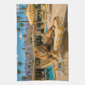 Palm Springs 1950 Poolside-Löwe entspannt Geschirrtuch (Vertikal)
