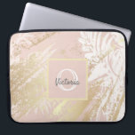 Palm Tree Blätter Rosa Goldmonogramm Laptopschutzhülle<br><div class="desc">Ein elegantes,  modernes,  tropisches abstraktes Muster im Sommer. Rustikale Rose goldener Hintergrund und weiße Palmen Blätter. Mit goldenen Pinselstrichen dekoriert mit Imitaten. Geben Sie Ihren Namen und den Monogramm-Buchstaben ein.</div>