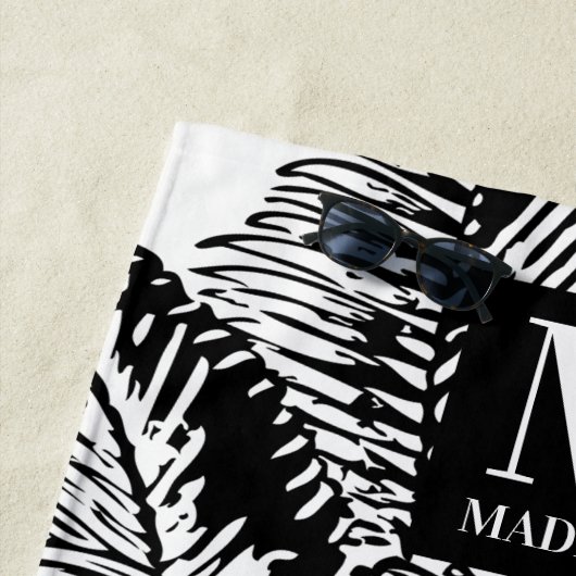 Palm Tree Blätter Schwarz-Weiß-Abstrakte Monogramm Strandtuch (Beispiel)