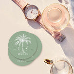 Palm Tree für kundenspezifische Monogramm-Hochzeit Runder Pappuntersetzer<br><div class="desc">Schöne und elegante Hochzeitseinladung feiern Liebe in ihrer reinsten Form mit Einladungen, die die Eleganz Ihrer Gewerkschaft widerspiegeln. Bestellen Sie noch heute Ihre eleganten Einladungen für Hochzeiten und Set Sie die Bühne für eine Feier, die so zeitlos ist wie Ihre Liebe. Egal ob Sie den Knoten in Ihrer Heimatstadt oder...</div>