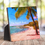 Palm Tree Hawaii Beach Vintages Foto zur Strandzei Fotoplatte<br><div class="desc">"Zur Strandzeit." Entspannen Sie sich in Erinnerungen von faulen, tropischen Tagen am Strand, wenn Sie den Blick auf diese Hawaii Urlaub funky, Retro, Vintage Aussehen, beängstigende Tischplatte aus einer einsamen Palme auf einem sandigen, halbmondförmigen Strand mit klarem türkisblauen Himmel und Wasser. Macht ein großartiges Geschenk für die Hauswärmung! Sie können...</div>