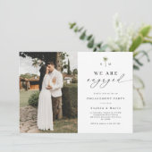 Palm Tree Monogram Beach Engagement Party Einladung (Stehend Vorderseite)