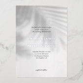 Palm Tree Shadow Modern Wedite mit Foil Folieneinladung (Vorderseite)