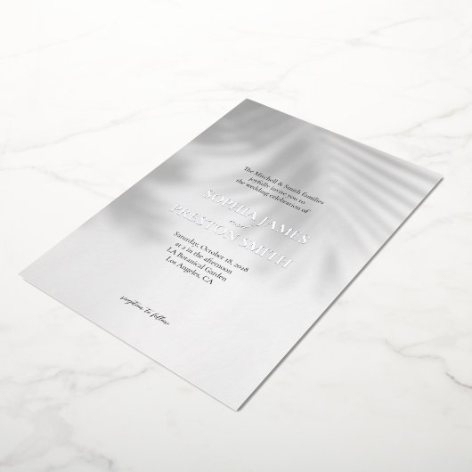 Palm Tree Shadow Modern Wedite mit Foil Folieneinladung (Gedreht)