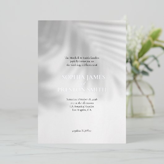 Palm Tree Shadow Modern Wedite mit Foil Folieneinladung (Stehend vorne)