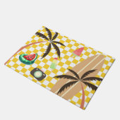 Palm Tree Surfboard Checkered Summer Fußmatte (Schrägansicht)