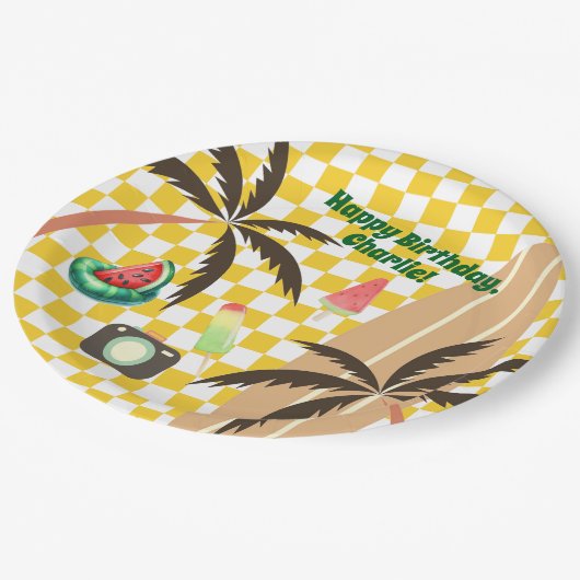 Palm Tree Surfboard Checkered Summer Party Pappteller (Schrägansicht)