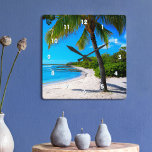 Palm Tree White Sand Hawaii Tropical Beach Foto Quadratische Wanduhr<br><div class="desc">An den Erinnerungen von faulen, tropischen Tagen am Strand können Sie sich zurücklehnen, wenn Sie die Hawaii-Wanduhr einer einsamen Palme auf einem weißen Sand, einem halbmondförmigen Strand mit klarem türkisblauen Himmel und Wasser betrachten. Ihre Wahl einer rund oder quadratisch gedrehten Uhr. Macht ein großartiges Geschenk für die Hauswärmung! Sie können...</div>