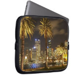 Palm Trees and CBD at Night, Sydney, New South Laptopschutzhülle (Vorne Rechts)