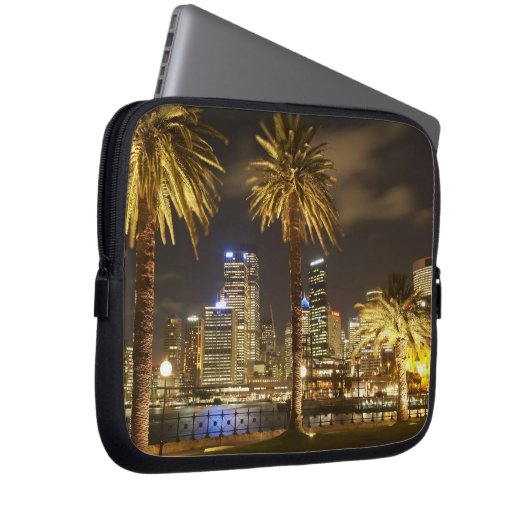 Palm Trees and CBD at Night, Sydney, New South Laptopschutzhülle (Vorne Rechts)