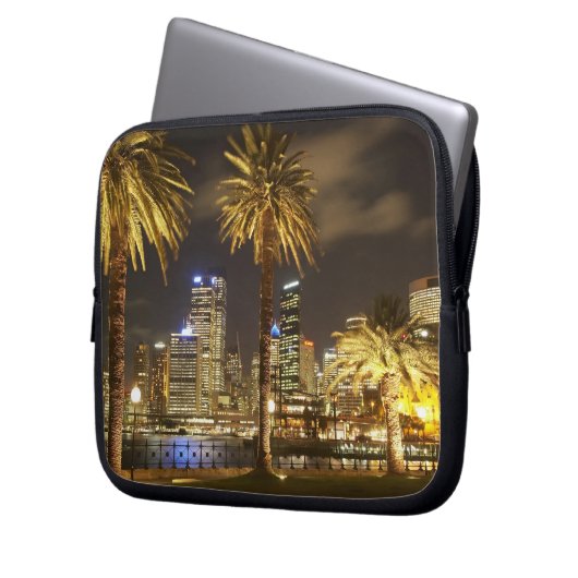 Palm Trees and CBD at Night, Sydney, New South Laptopschutzhülle (Vorderseite Links)