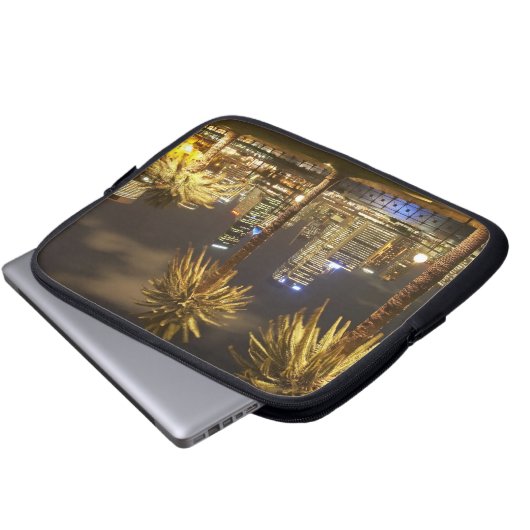 Palm Trees and CBD at Night, Sydney, New South Laptopschutzhülle (Vorne Knopf)
