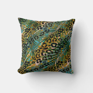 Palm verlasse auf einem Leopardenhintergrund. Kissen