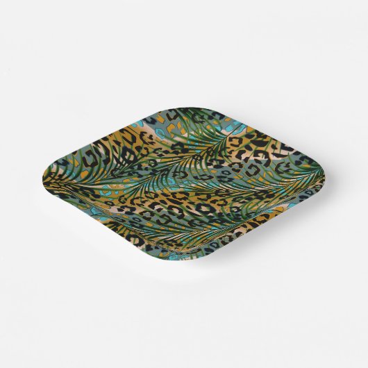 Palm verlasse auf einem Leopardenhintergrund. Pappteller (Gewinkelt)