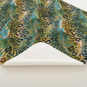 Palm verlasse auf einem Leopardenhintergrund. Sherpadecke (3/4)