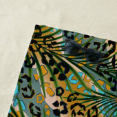 Palm verlasse auf einem Leopardenhintergrund. Strandtuch (Beispiel)