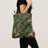 Palm verlasse auf einem Leopardenhintergrund. Tasche (Von Nahem)