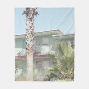 PALMBAUM IN DER NÄHE DES WEISSEN KONKRETEN HAUS FLEECEDECKE