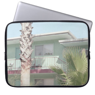PALMBAUM IN DER NÄHE DES WEISSEN KONKRETEN HAUS LAPTOPSCHUTZHÜLLE