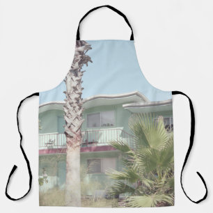 PALMBAUM IN DER NÄHE DES WEISSEN KONKRETEN HAUS SCHÜRZE