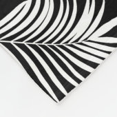 Palmblatt-Schwarz-weißes tropisches Muster Fleecedecke (Ecke)