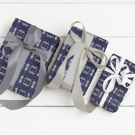 Palmblätter in blau umhüllenden Papierblättern von Geschenkpapier