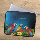 Palmblättriger Blaupaprika Laptopschutzhülle<br><div class="desc">Tropenvögel,  Papageien in Blau,  Gelb und Rot auf den Blätter der grünen Palmen. Dekoriert mit tropischen Blume. Ein dunkelblauer Himmel als Hintergrund. Die blaue Farbe ist ungleichmäßig. Template für einen Namen,  weiße handgeschriebene Stilskript.</div>