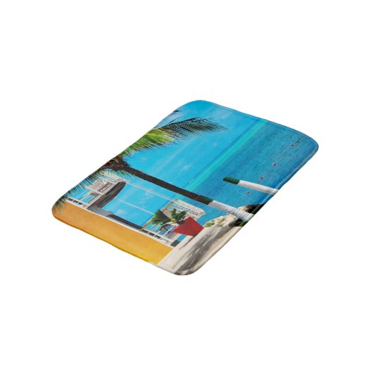 Palme am Vorgarten eines Hauses durch das Meer Badematte (Schrägansicht)