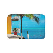 Palme am Vorgarten eines Hauses durch das Meer Badematte (Vorderseite)