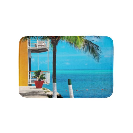 Palme am Vorgarten eines Hauses durch das Meer Badematte (Vorderseite)
