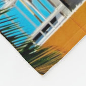 Palme am Vorgarten eines Hauses durch das Meer Fleecedecke (Ecke)