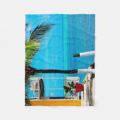 Palme am Vorgarten eines Hauses durch das Meer Fleecedecke (Vorderseite)
