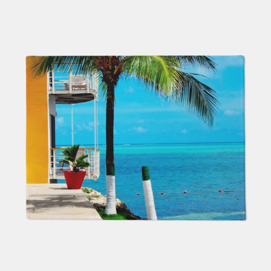 Palme am Vorgarten eines Hauses durch das Meer Fußmatte (Vorderseite)